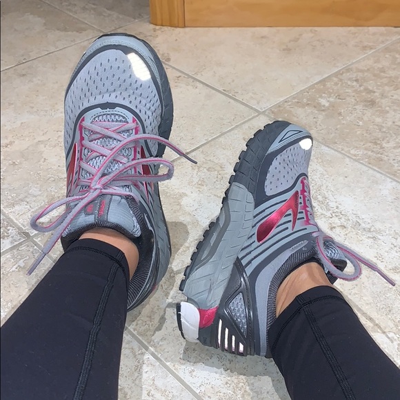 Brooks Shoes - Brooks Ariel 18